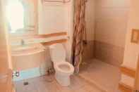 Toilet Kamar Apartment at Canyon Cove Nasugbu