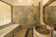 In-room Bathroom Green Sala Villa