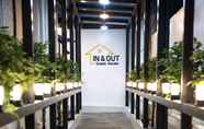 ภายนอกอาคาร 2 In & Out Guest House