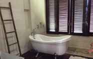 Toilet Kamar 4 The Caz Bali 