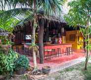 Bar, Cafe and Lounge 7 Lanta Pearl Beach Resort