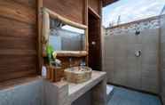 In-room Bathroom 7 Radiance Sunset Villas Lembongan