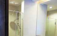 In-room Bathroom 7 Yelloduck Rooms & Apartments @ Casa Residency