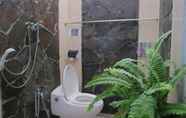 Toilet Kamar 6 The Temple Homestay