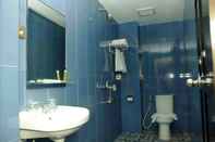 ห้องน้ำภายในห้อง Bengkulu Hotel
