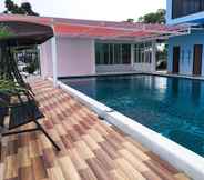 Hồ bơi 2 Menam Resort
