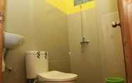 In-room Bathroom 4 Kos Eksklusif Ceria (KECE)