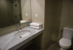In-room Bathroom 5 Favorite Guest House