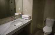 Toilet Kamar 5 Favorite Guest House