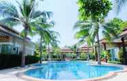 Hồ bơi 2 Keang Kluen Talay Resort