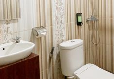 In-room Bathroom 7 Grand Krakatau Hotel
