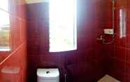 Toilet Kamar 4 LRS Moalboal Apartment