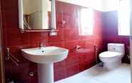 Toilet Kamar 5 LRS Moalboal Apartment