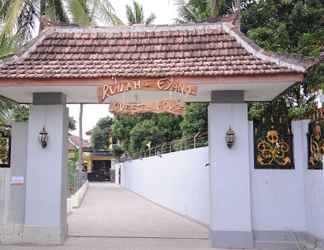 Luar Bangunan 2 Cozy Room at Rumah Eyang Guest House Syariah