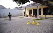 Exterior 5 Cozy Room at Rumah Eyang Guest House Syariah