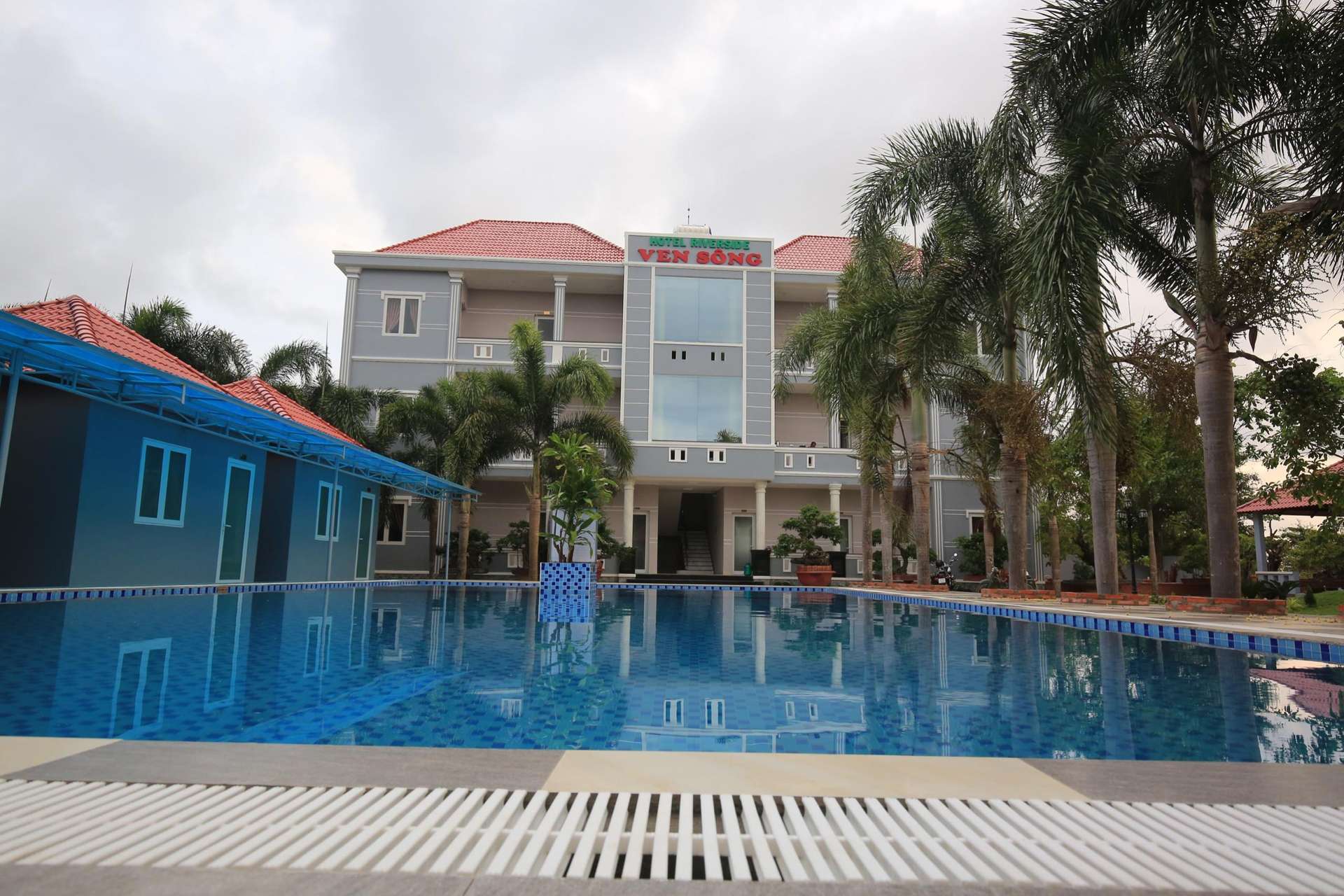 Ven Song Riverside Hotel - Khách sạn gần Tropicana Park;