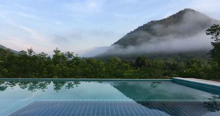 สระว่ายน้ำ Hi-Scene Resort 