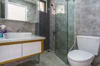 In-room Bathroom Laze Apartment - Gold View