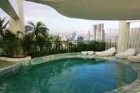 Swimming Pool Oasis Regency at Acqua Livingstone near Rockwell