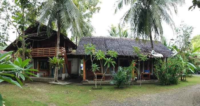 Luar Bangunan Pondok Cowet Batukaras