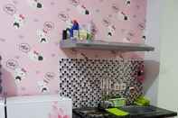 ห้องนอน Hello Kitty Room at Tanglin Orchard Apartment Supermall Mansion Surabaya by RUMS