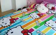 Toilet Kamar 3 Hello Kitty Room at Tanglin Orchard Apartment Supermall Mansion Surabaya by RUMS