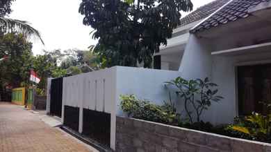 Exterior 4 Full House 1 Bedroom at Fam's Homestay