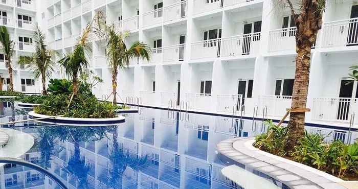 Kolam Renang USP Suites at Shore Residences