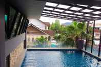 Swimming Pool Max Pavillage Hotel