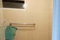 Toilet Kamar Strategic & Comfortable Apartment at Puri Park View by Ryan