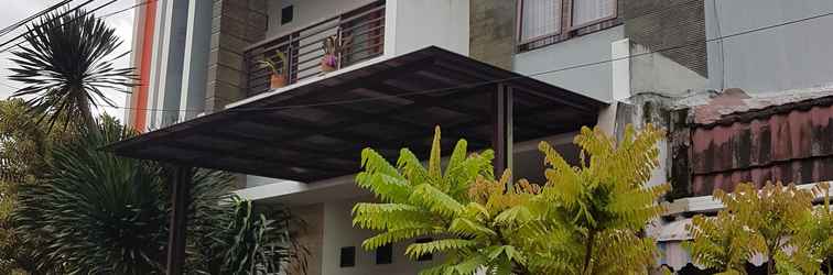 Lobby Comfort Room at ELHA Guest House