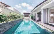 Swimming Pool 2 Daun Lebar Villas