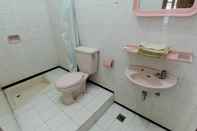 Phòng tắm bên trong Hotel Fevytra Syariah