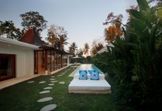 수영장 2 The Apartments Ubud