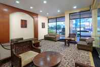 Lobby Woodridge Apartments