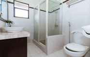 In-room Bathroom 6 RedDoorz Plus @ The Ridge Tagaytay
