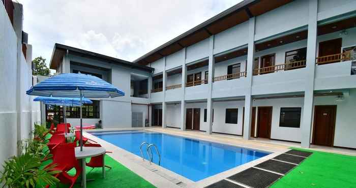 Swimming Pool Charms Hotel