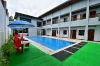 Kolam Renang Charms Hotel