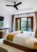 BEDROOM Hartaning House by Pramana Villas