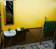 Toilet Kamar 5 Baan Jingjai Homestay Resort