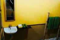 Phòng tắm bên trong Baan Jingjai Homestay Resort