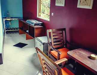 Bangunan 2 Corner Warung Guesthouse