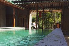 수영장 Watukarung Ristu Homestay