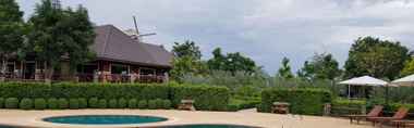 สระว่ายน้ำ 2 Palm Valley Farms Resort