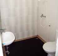 In-room Bathroom 4 8 Residence Gatot Subroto