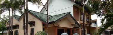 Exterior 2 Cozy Room at Safira Homestay Syariah