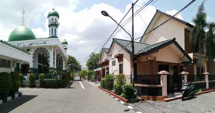 Exterior Cozy Room at Safira Homestay Syariah