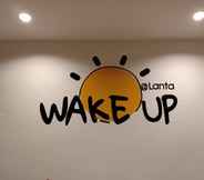 Lobi 4 Wake up Lanta Hotel