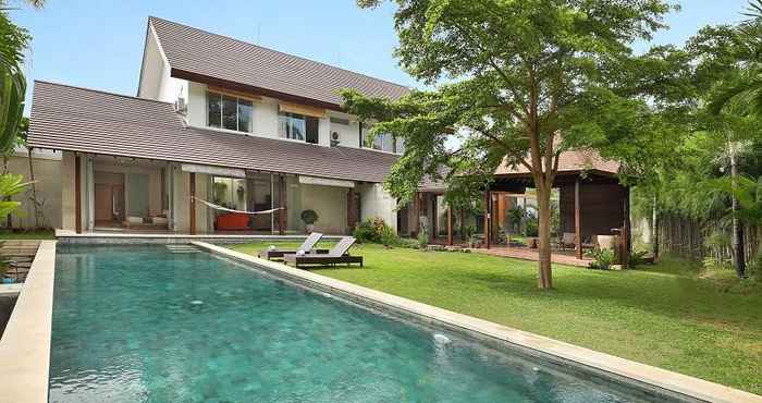 Swimming Pool Urban Cabin Villa