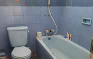 In-room Bathroom 7 Villa D'Orchid Park Cipanas F4-5